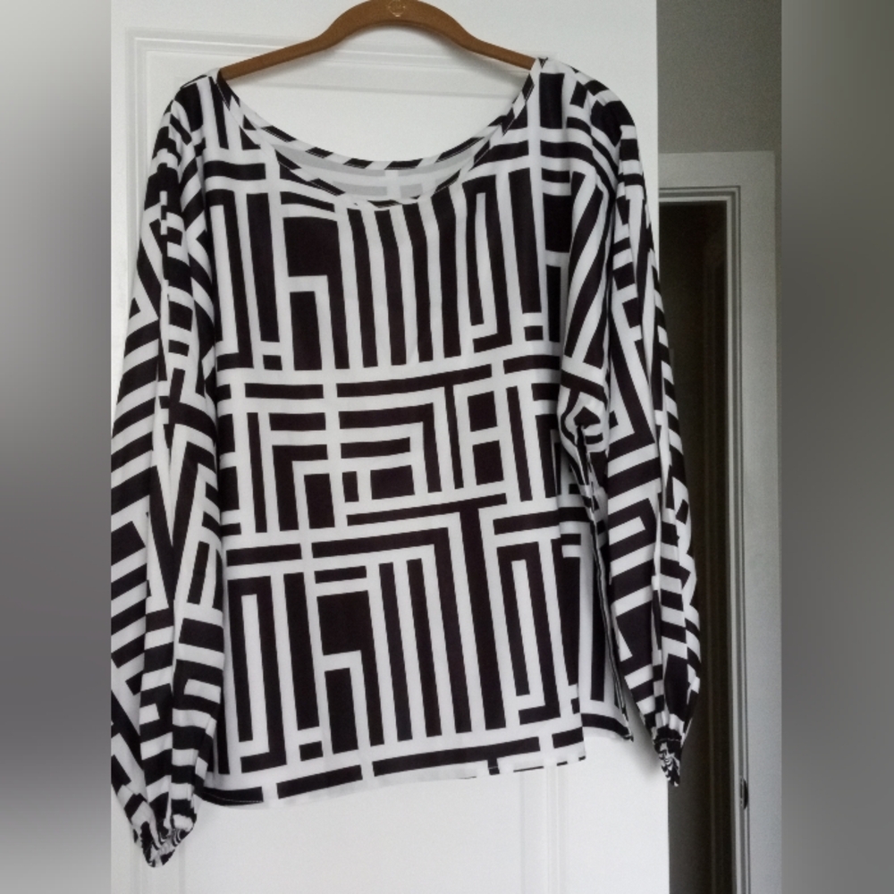 New Black and White Geometric Women's Top